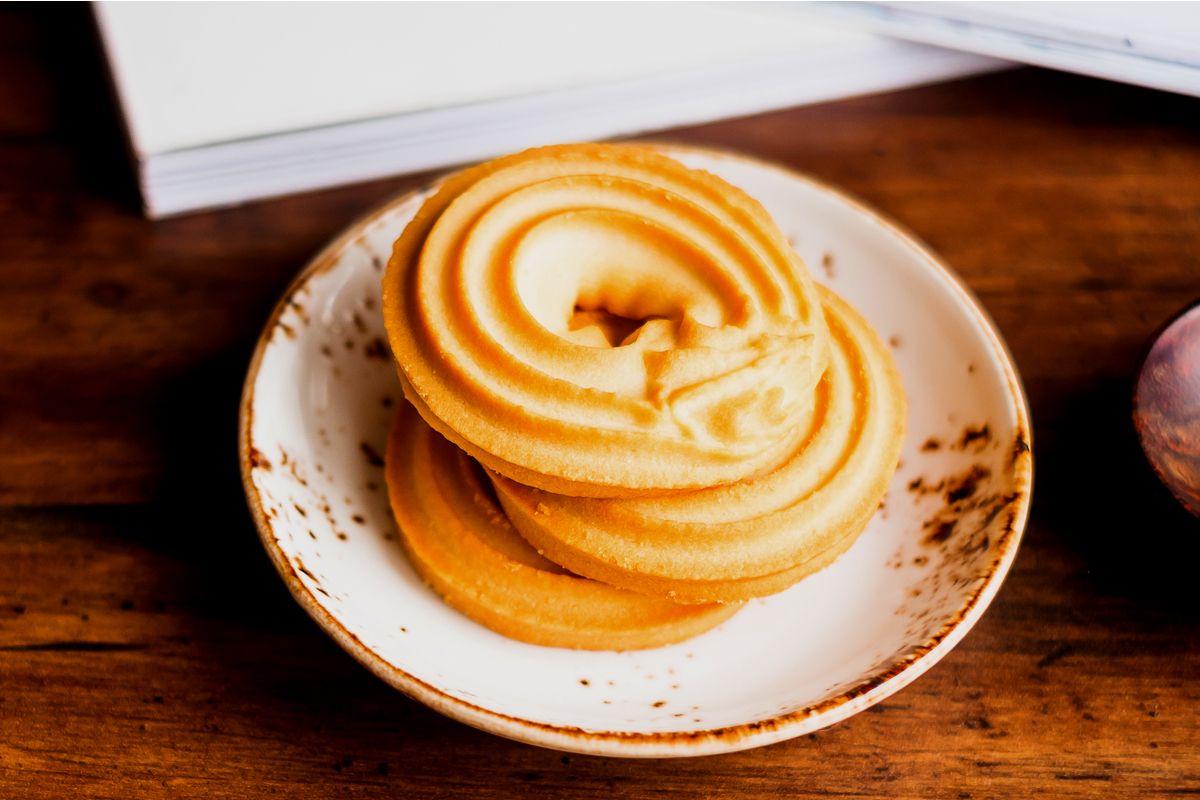 Ir para  <p>2 copos (americanos) de nata;<br />
1 pitada de sal;<br />
1 ovo;<br />
1 colher (sopa) de manteiga;<br />
1 e 1/2 x&iacute;cara de a&ccedil;&uacute;car;<br />
a&ccedil;&uacute;car...